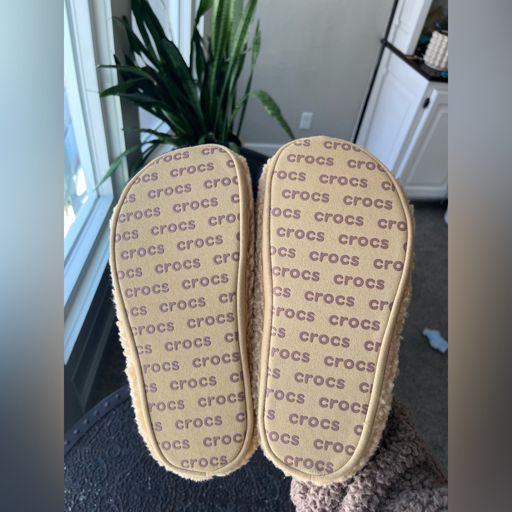 CROCS CLASSIC COZZZY SLIPPERS IN WHEAT 6 - Picture 5 of 5